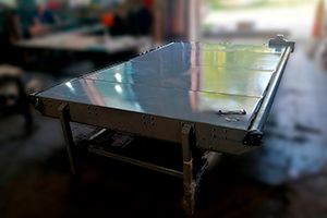 Большой ленточный конвейер-стол для сортировки продукции